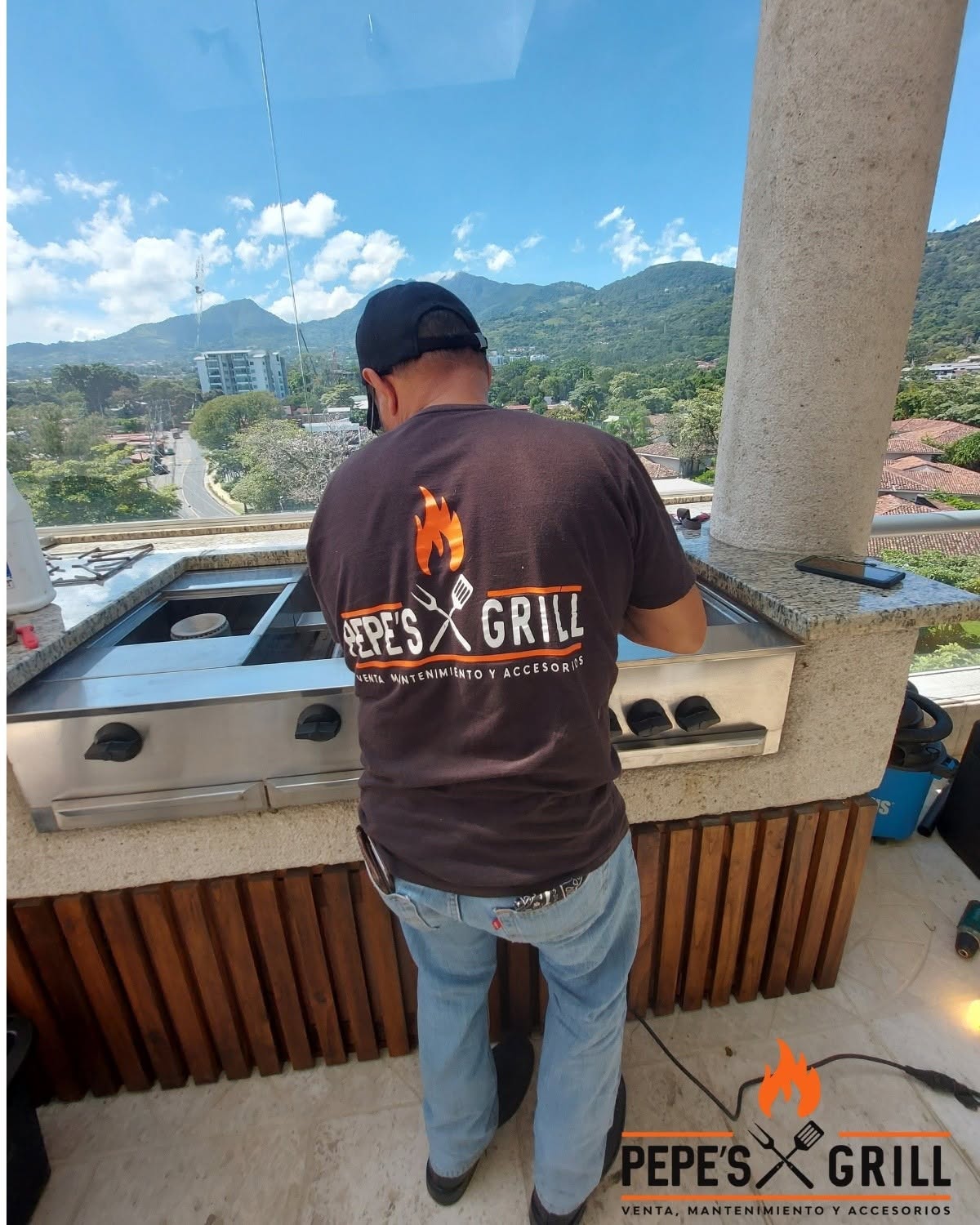 Persona con camiseta de Pepe’s Grills trabajando en una parrilla