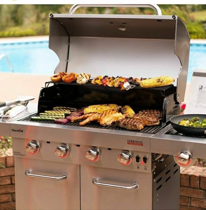 Parrilla para BBQ con carnes y vegetales al aire libre